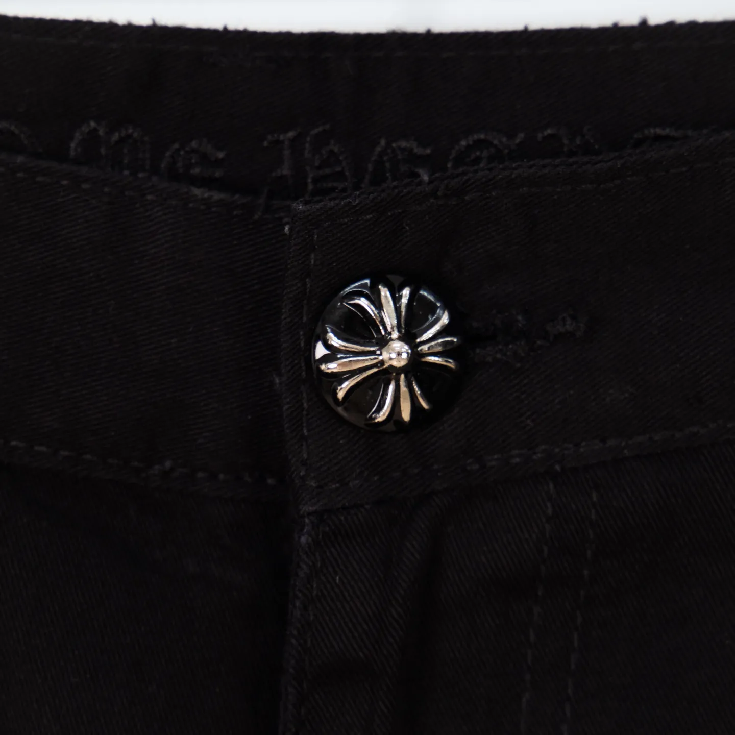 P260 Chrome Hearts Chrome Hearts black denim with white and blue multi-leather hot jeans. CH jeans need to be washed and then disassembled and hand-stitched with sheepskin cross leather and then spliced ​​to complete. The whole piece has too many craftsmanship to explain. The patchwork cross pattern is embellished, and the high-waisted washed jeans! ! Absolutely high-end luxury products, god-level single products, super popular products, made with top heavy industry, a magic weapon that cannot be missed. About Kroxin This is an extremely luxurious fashion brand, which can also be called the aristocrats of the high street. It has always been an exclusive brand for some hipsters or rich second generation. Compared with ordinary high streets, it is more luxurious and noble. Compared with luxury brands, it has a more fashionable personality and has always been a brand that I have a special liking for. Style number: 1765# Color: black Size: 28 30 32 34 36